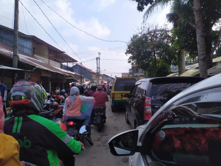 Pengunjung Pasar Liwa Membludak, Hingga Kemacetan Terjadi
